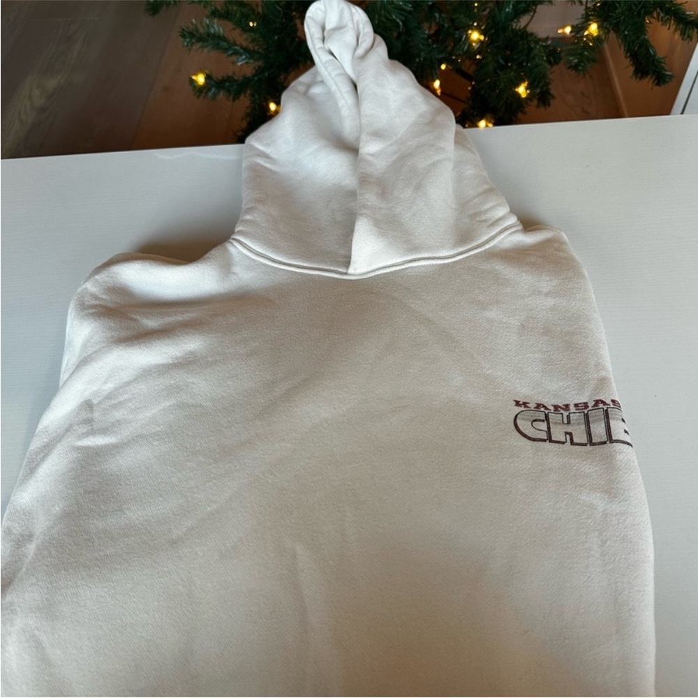 Abercrombie & Fitch White Graphic Hoodie - Picture 2 of 4